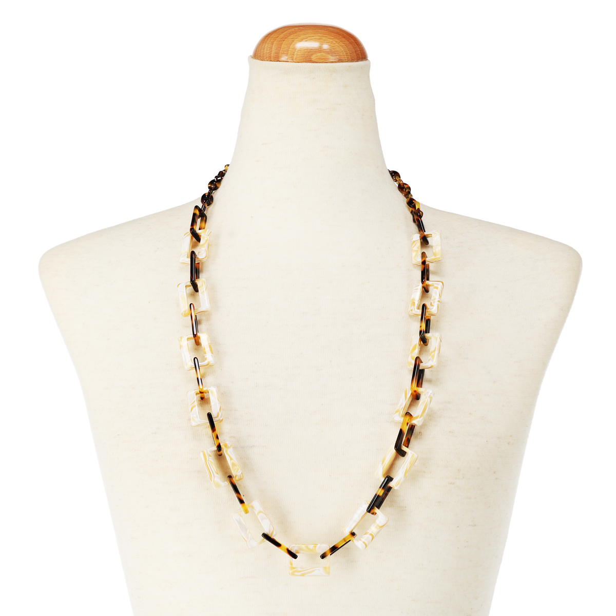 GOSH Accessories 3WAYグラスチェーン マーブル×コハク（GAG-001-02）ネックレスとして着用したイメージ｜メガネコードにもネックレスにもなる3WAYチェーン