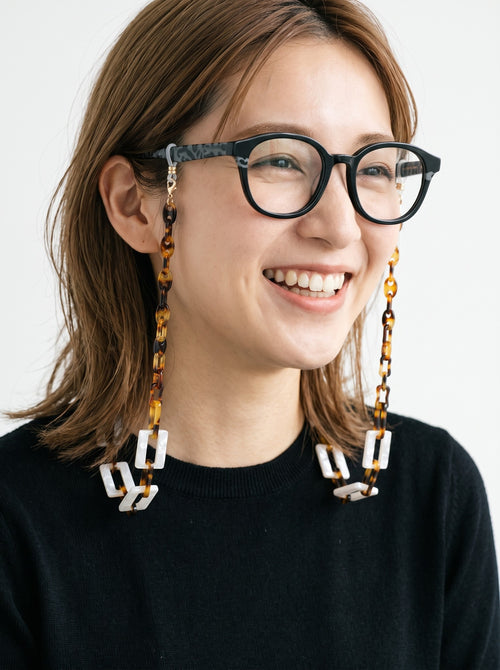 GOSH Accessories 3WAYグラスチェーン スノー×コハク（GAG-001-13）メガネに付けて着用したイメージ｜アセテートのメガネチェーン・ネックレス