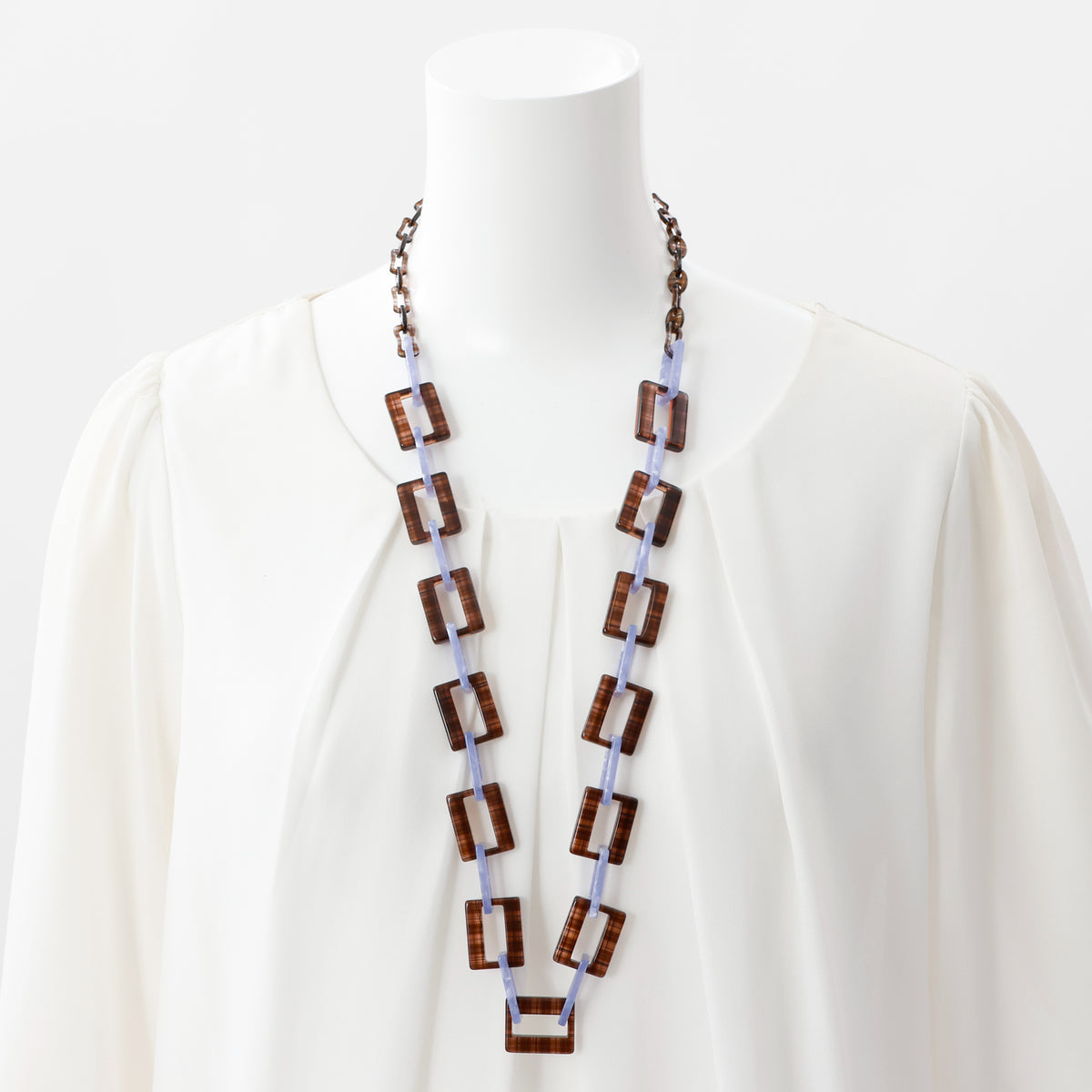 GOSH Accessories 3WAYグラスチェーン ベアー×アメジスト（GAG-001-14）ネックレスとして着用したイメージ｜メガネコードにもネックレスにもなる3WAYチェーン