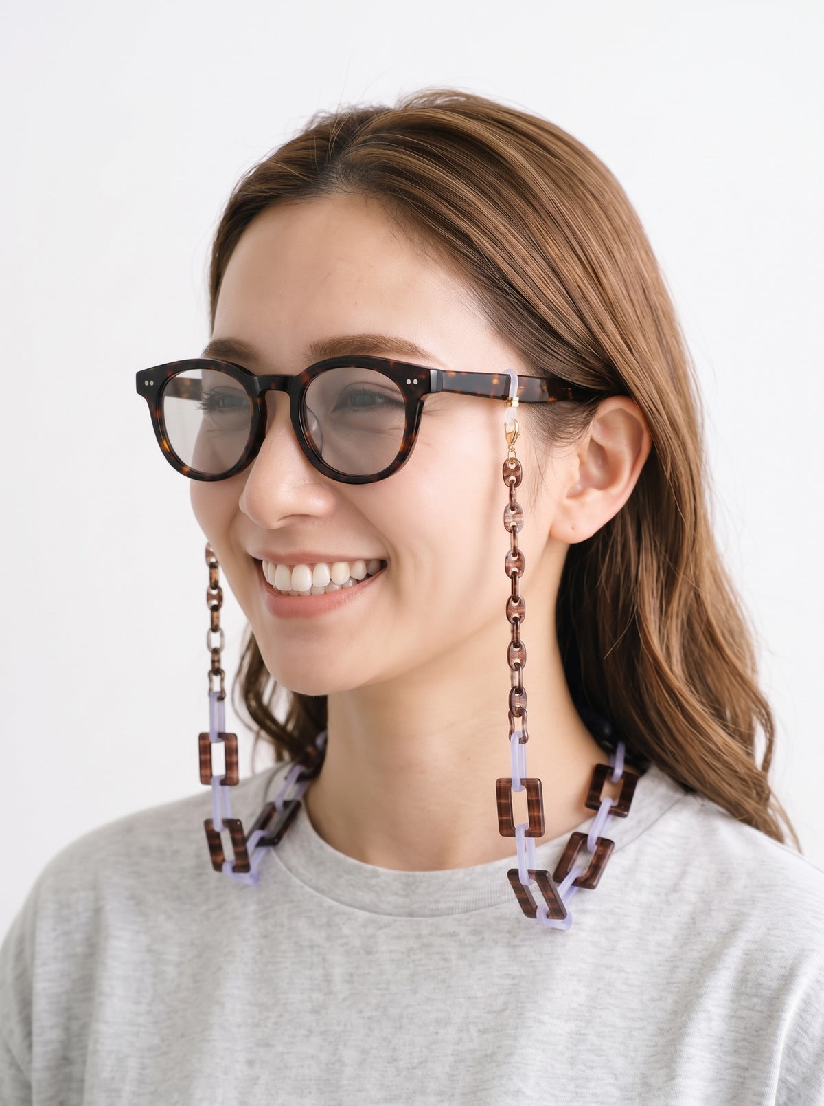 GOSH Accessories 3WAYグラスチェーン ベアー×アメジスト（GAG-001-14）メガネに付けて着用したイメージ｜アセテートのメガネチェーン・ネックレス