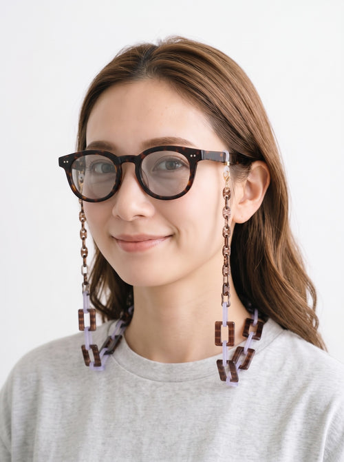 GOSH Accessories 3WAYグラスチェーン ベアー×アメジスト（GAG-001-14）着用イメージ2｜メガネコードにもネックレスにもなる3WAYチェーン