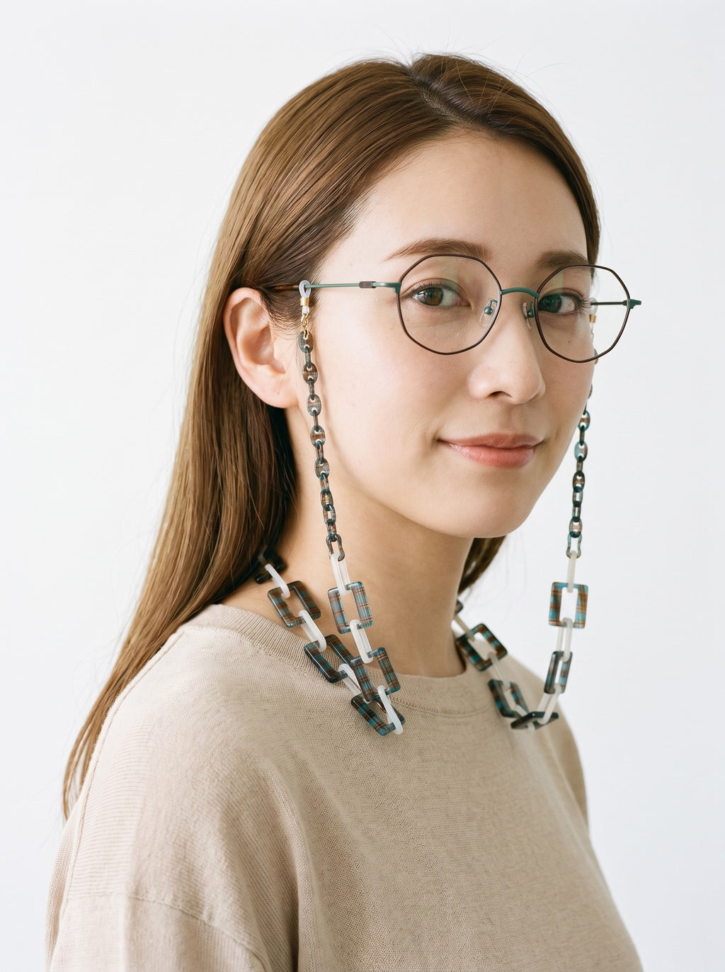 GOSH Accessories 3WAYグラスチェーン メロン×スノー（GAG-001-15）メガネに付けて着用したイメージ｜アセテートのメガネチェーン・ネックレス