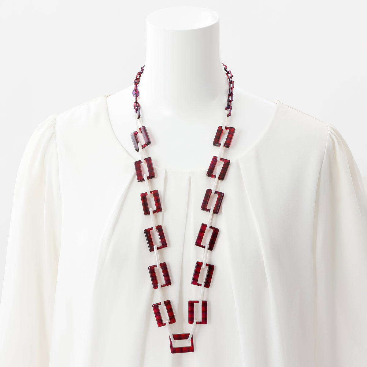 GOSH Accessories 3WAYグラスチェーン ルビー×スノー（GAG-001-16）ネックレスとして着用したイメージ｜メガネチェーン・メガネコード・ネックレス