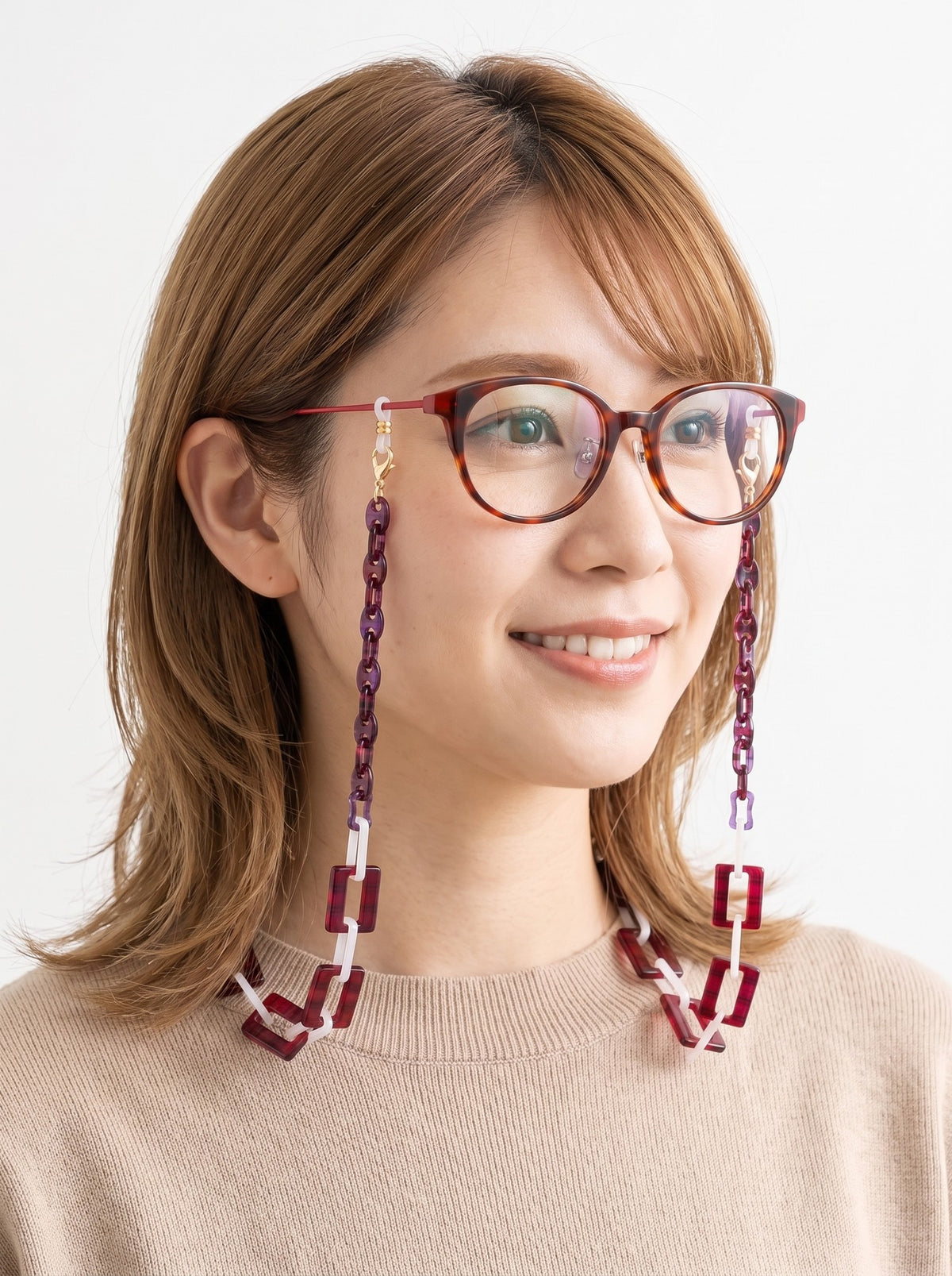GOSH Accessories 3WAYグラスチェーン ルビー×スノー（GAG-001-16）同色のリーディンググラスGR-1002と合わせた着用イメージ｜アセテートのメガネチェーン・ネックレス