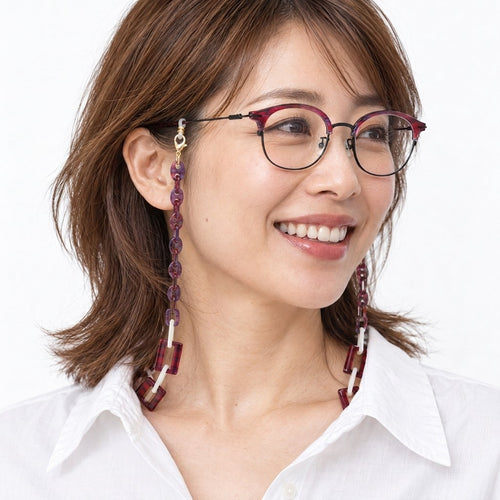 GOSH Accessories 3WAYグラスチェーン ルビー×スノー（GAG-001-16）着用イメージ2｜メガネコードにもネックレスにもなる3WAYチェーン