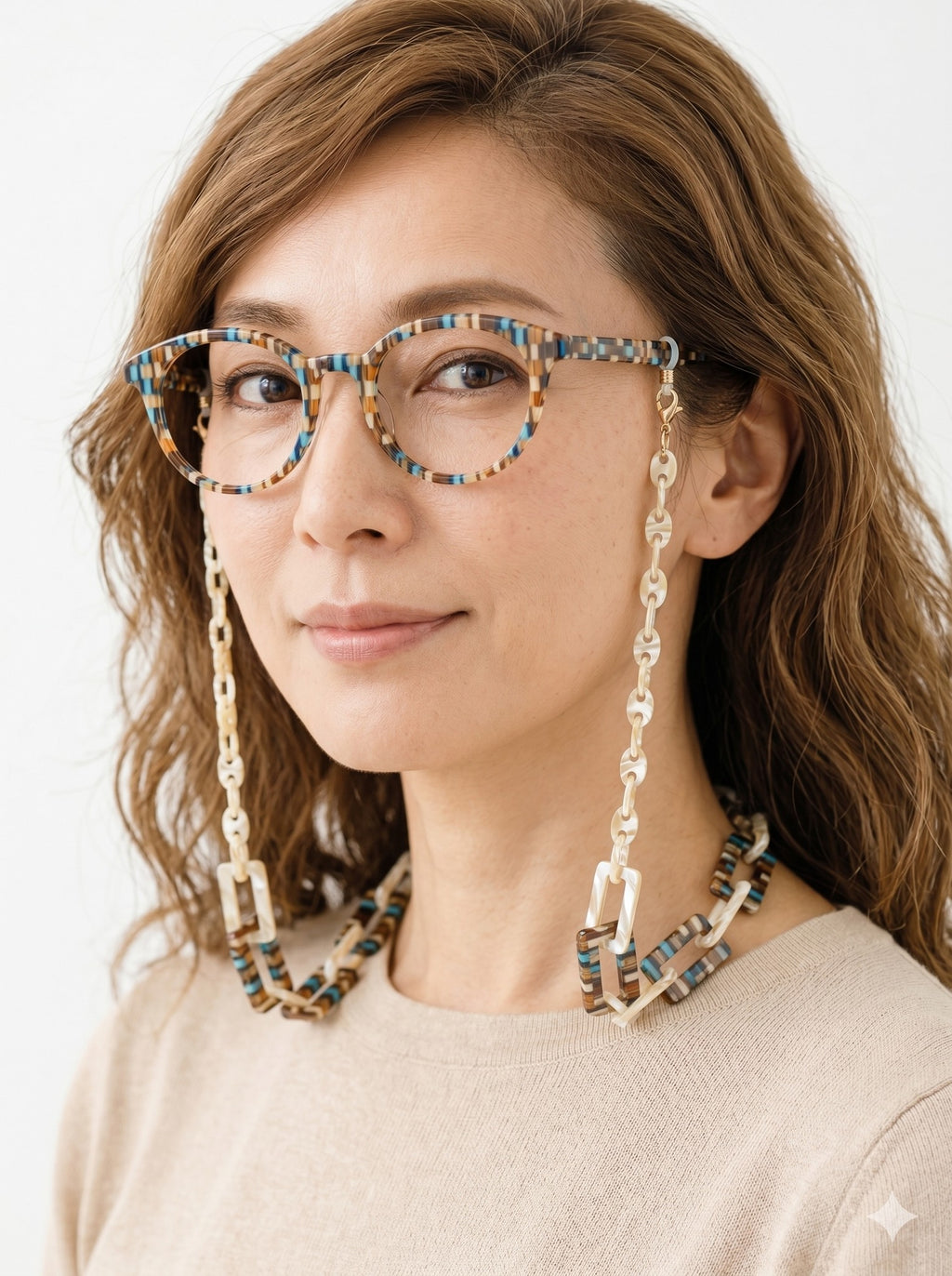 GOSH Accessories 3WAYグラスチェーン ブルータイル×マーブル（GAG-001-17）メガネに付けて着用したイメージ｜アセテートのメガネチェーン・ネックレス