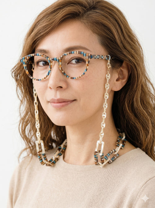 GOSH Accessories 3WAYグラスチェーン ブルータイル×マーブル（GAG-001-17）メガネに付けて着用したイメージ｜アセテートのメガネチェーン・ネックレス